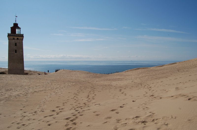 Ein Blick kurz nach dem Aufstieg, auf die Dne, der eine gute Kondition erfordert. Das Bild mit Sand und Meer erweckt nicht unbedingt den Anschein in Dnemark zu sein. Links erkennt man wieder den Leuchtturm. Mai 2008